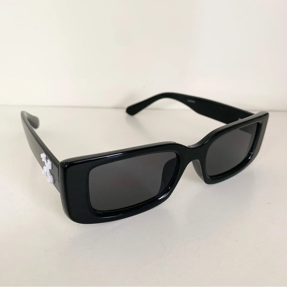 New square Black sunglasses